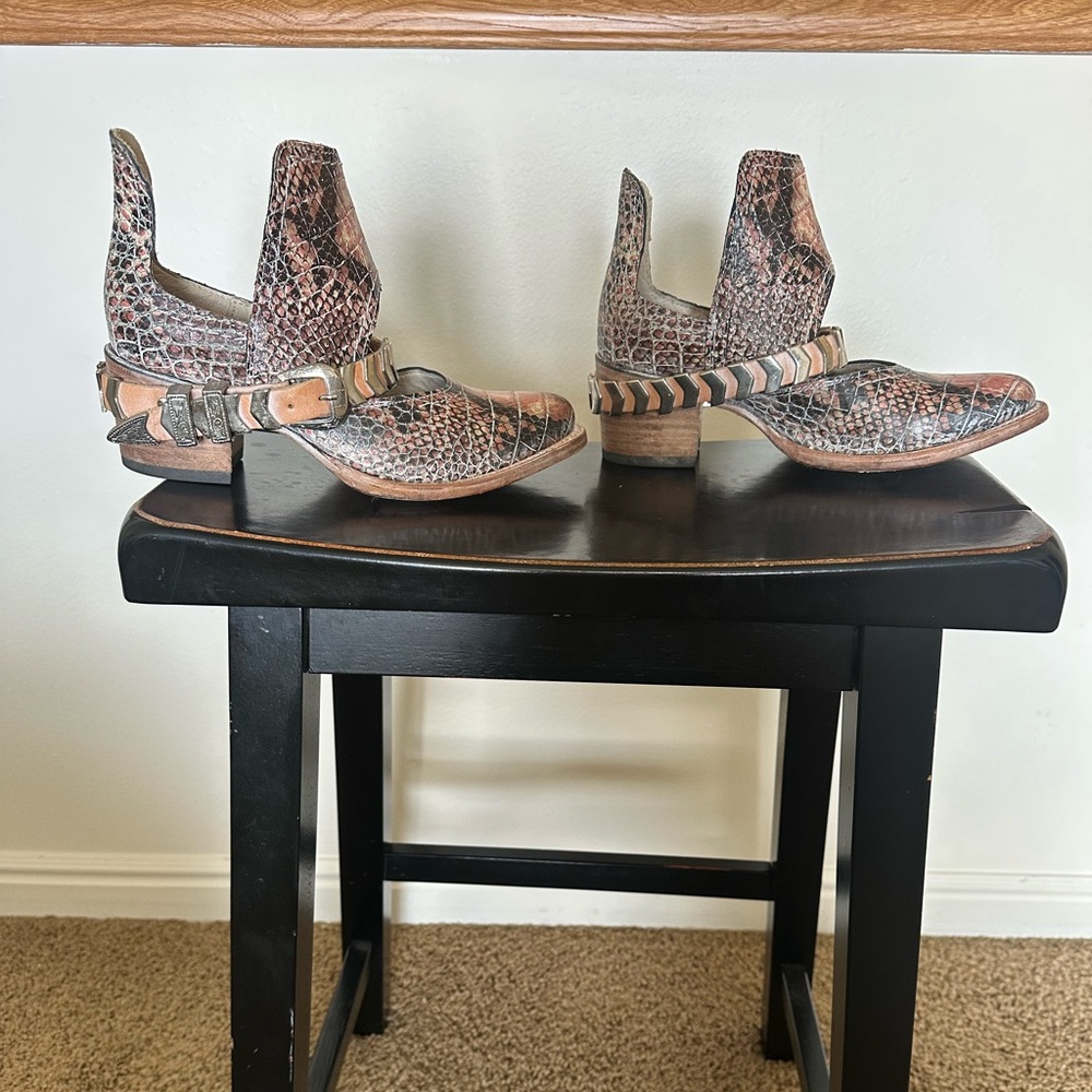 -SOLD-Free birds- “Blade” wsize 6. Great condition!Worn a couple of times.